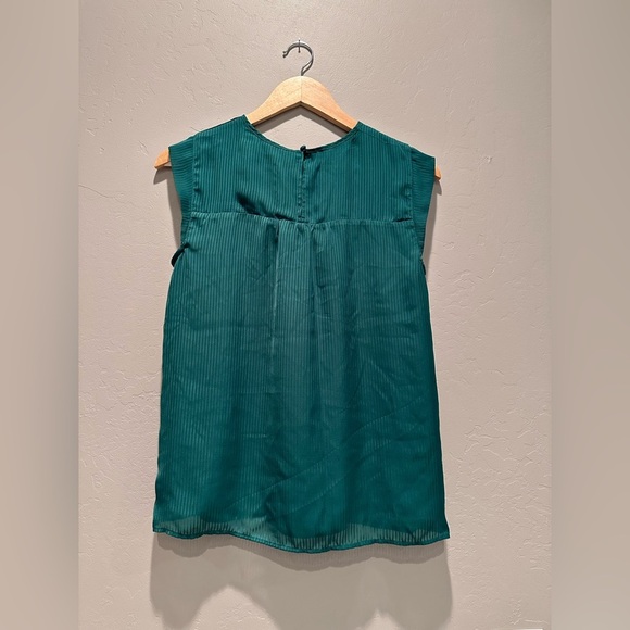 Loft Green Sleeveless Blouse Top Size Small - Picture 2 of 6